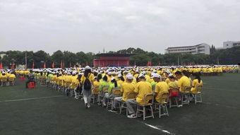 军训搞笑视频学姐吃瓜,笑料百出！